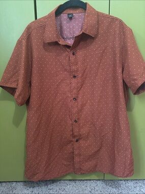 Manfinity Men's Short Sleeve Button-Down Shirt in Rust Orange Geometric